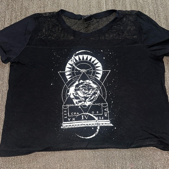 Hot Topic Tops - Hot Topic Cropped Graphic Tee Shirt